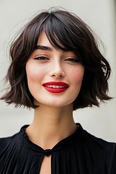 Blunt Bob: 58+ schicke Varianten für jeden Anlass - hairtastic.de French Bob With Bangs Over 50, Corte Shaggy, Medium Shaggy Hairstyles, Short Hair Fringe, Cool Hairstyles For Girls, French Bob, Amazing Hairstyles, Hairstyles For Girls, Bob Haircut With Bangs