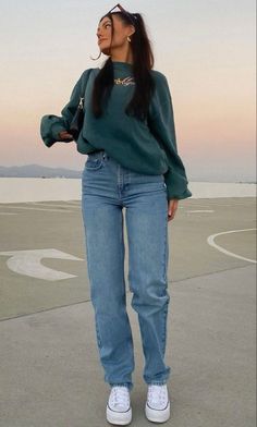 Outfits With No Ripped Jeans, Natural Color Outfits Casual, Jeans Ideas For Women, London Aesthetic Clothes, Straight Leg Jeans Outfits Spring, Cute Winter Outfits With Jeans, Fall Simple Outfits, How To Style Straight Leg Jeans, Summer Work Style