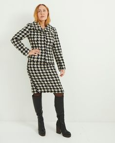 Add a touch of sophistication to your wardrobe with our Black and White houndstooth twin set from Un deux Troit. The intricate houndstooth pattern and classic color combination exude elegance and timeless style. Crafted with premium materials, this twin set is a must-have for any luxurious ensemble. Measurements: Shoulder - Shoulder 37cm Nape of neck to bottom hem 53cm Sleeve 59cm Material: 100% Wool - Lining 100% Polyester Would best fit size 10 Elegant Houndstooth Blazer For Business Casual, Tailored Sets For Office In Fall, Long Sleeve Sets For Business Casual In Fall, Business Casual Long Sleeve Sets For Fall, Fitted Career Sets For Fall, Classic Office Sets For Fall, Classic Office Sets For Winter, Elegant Houndstooth Blazer For Office, Chic Notch Lapel Sets For Fall