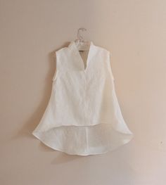 eco white linen wavy top- a perfect spring. summer. top Spring Linen Stand Collar Tops, Spring Linen Top With Stand Collar, Relaxed Fit Linen Top With Ruffles, Katun Bordir, Linen Shell Top, Chic Linen V-neck Top, Beach Linen Tops With 3/4 Sleeves, Linen V-neck Tops With Ruffles, Normal Style