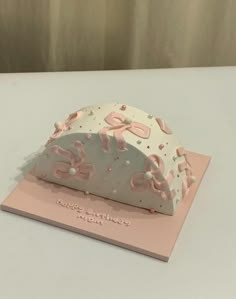 aesthetic cake Cake And Flowers Gift, Coquette Bento Cake, Bow Cake Ideas, Birthday Cake With Bows, Bow Cake Design, Half Kg Cake Design, Bow Cakes Birthday, Half Cake Design, Coquette Birthday Cake