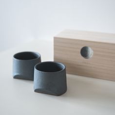 Gift set of two iron-colored sake cups, crafted using traditional Japanese roof tile techniques, presented in a paulownia wood box. Japanese Tiles, Japanese Roof, Japanese Tile, Painting Dark, Japanese Teapot, Sake Set, Id Design, Traditional Ceramics, Edo Period