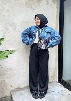 Outfit Jaket Jeans, Ootd Gemuk, Plus Size Hijab, Oversize Collar, Skater Outfit, Outfit Hijab Casual, Ootd Hijab Casual, Stylish Plus Size Clothing, Outfit Holiday