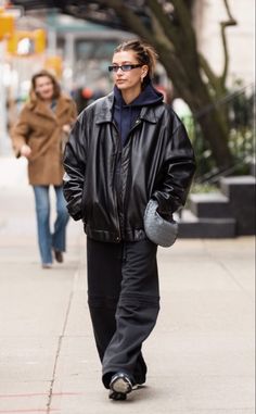 Black Handbag Outfit, Hailey Outfits, Euro Aesthetic, Edgy Grunge Outfits, Hailey Bieber Street Style, Hailey Bieber Outfits, How To Have Style, Hailey Bieber Style, Leather Jacket Outfits