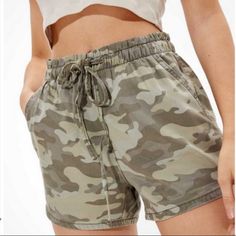 American Eagle Green Camo Vacay Shorts Small Hi-Rise. Elastic Waistband With Drawstring. 100% Lyocell (Tencel). Brand New With Tags. Excellent New Condition. Size Small. Camouflage Shorts, Tie Dye Jeans, Mom Denim, Curvy Shorts, Womens Camo, Drawstring Waist Shorts, Festival Shorts, Belted Shorts, American Eagle Shorts