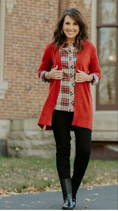 Cyndi Spivey, Cute Thanksgiving Outfits, Fall Cardigans, Plaid Shirts, Classic Holiday, Thanksgiving Outfit, Color Rojo, Cozy Outfit, Cardigan Fashion