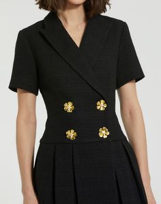 Rehaussez votre garde-robe avec notre mini-robe blazer en tweed à manches courtes. Cet ensemble chic allie la sophistication d'un blazer au charme ludique d'une mini-robe. Avec ses manches courtes et sa silhouette ajustée, cette robe offre à la fois style et confort. Sortez en toute confiance avec cette pièce polyvalente et avant-gardiste.



 Mac Duggal

 Tissu tweed (100% polyester)

 Entièrement doublé

 Col en V

 Manches courtes

 Collier cranté

 Croisé

 Silhouette ajustée et évasée

 Ju Elegant Evening Tweed Dress With Short Sleeves, Fitted Short Sleeve Tweed Dress With Buttons, Fitted Tweed Dress With Buttons And Short Sleeves, Elegant Short Sleeve Tweed Dress With Buttons, Fitted Short Sleeve Tweed Dress For Party, Fitted Short Sleeve Tweed Dress For Evening, Fitted Tweed Dress With Short Sleeve For Party, Short Sleeve Tweed Dress For Party, Chic Short Sleeve Tweed Dress For Formal Occasions