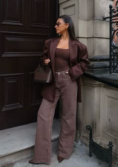 Brown Business Casual Outfits, Trending Winter Outfits 2024, Tan Slacks Outfit Women, Mocha Outfit Ideas, Outfit Pantalon Marron, Brown Leather Pants Outfits, Brown Outfit Winter, Brown Dress Pants Outfit, Monochrome Brown Outfit