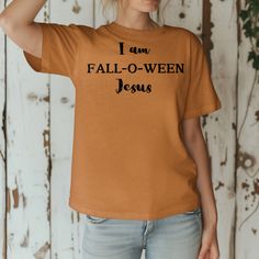 Ein Vintage christliches Halloween-T-Shirt, perfekt für die gruselige Jahreszeit. Dieses stückgefärbte T-Shirt wird aus hochwertiger, 100% ringgesponnener amerikanischer Baumwolle für lang anhaltenden Komfort hergestellt. Die entspannte Passform und der Rundhalsausschnitt machen es sowohl zu lässigen als auch zu semi-formalen Umgebungen geeignet. Ideal für diejenigen, die Halloween mit einer christlichen Note feiern möchten. Produktmerkmale - Erhältlich in den Größen S bis 4XL - Doppelnaht für L Fall Christian, Christian Halloween, Halloween Parfait, Jesus Tees, Christian Clothing, Look Plus, Halloween Tshirts, Vintage Halloween, Halloween Shirt