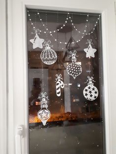 Christmas White Pen Window, All White Christmas Window Painting, Peppermint Window Display, Window Paint Snowflakes, White Chalk Pen Christmas Window, Christmas Drawing On Glass Window, Christmas Window Display Diy, Posca Pen Window Art