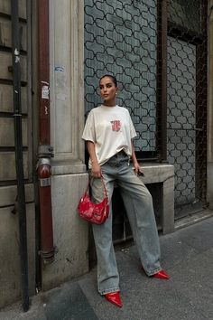 Elevated Streetwear Fashion Women, Oversized Trendy Outfits, 2025 Women Fashion, Maxi Dress And Boots Outfit, Bright Style Outfits, Chic Oversized T-shirt For Fall, Chic Oversized T-shirt, Chic Oversized Crew Neck T-shirt, Chic Crew Neck T-shirt For Streetwear