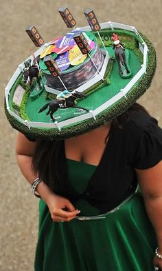 The most outrageous Royal Ascot hats ever - Photo 31 Kentucky Derby Diy, Diy Kentucky Derby Hat, Derby Hats Diy Ideas, Horse Race Hats, Kentucky Derby Themed Party, Crazy Hat Day