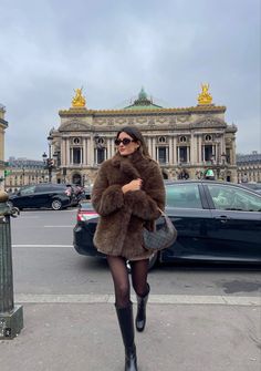 Fur Coat And Dress Outfit, Oldmoney Outfit Woman Winter, 90s Fur Coat, Short Fur Coat Outfit, Outfits With Fur Coats, Short Fur Coat, Fur Outfit, Fur Coat Outfit, Estilo Kylie Jenner