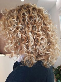 Curly Blonde Hair, Blonde Curly Hair, Short Curls, Permed Hairstyles, Curly Hair Tips, Curly Hair Cuts