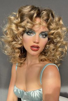 10 Retro Glamorous 70s Makeup Looks That Still Slay Today 70s Hair Look Disco, Disco Hair And Makeup, Onda Disco, 70s Makeup Look, 80s Makeup Looks