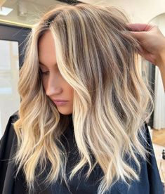 Balayage Blonde Mid Length, Medium Length Rooted Blonde Hair, Moneypiece Short Hair, Shadow Root Blonde Medium Length, Soft Dimensional Warm Blonde, Face Frame Highlights Blonde, Dark Rooted Blonde Balayage, Blonde With Dimension Low Lights, Bayalage Blonde Medium Length