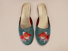 It is exotic whilst playful design with embroidery of Goldfish adding your look as eclectic as you want to be. Trust me, you will never look boring! Almond toe with padded soles for adding comfort. They are crafted from butter-soft leather lining and insole. Outsole is leather in soft brushed handfeel. Narrow fit with low heel for extra elegance. You can pair with your favorite jeans for a stroll on Sunday farmer's market, or make yourself comfy with our mules for a perfect flight outfit and jus Slippers Wedding, Flight Outfit, Luxury Slippers, Velvet Mules, Mules Women, Wedding Slippers, Teal Velvet, Velvet Slippers, Special Gifts For Her