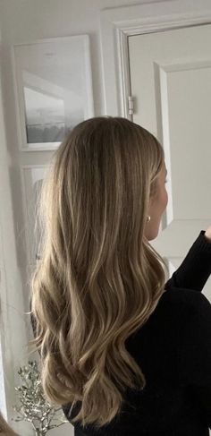 Very Dirty Blonde Hair, Honey Blonde Hair Blue Eyes, Almond Honey Hair, Dark Sandy Blonde Hair Balayage, Blonde Highlights On Medium Length Hair, Natural Blonde Highlights On Light Brown Hair, French Blonde Hair, Natural Dark Blonde Hair With Highlights, Dark Blonde With Lowlights