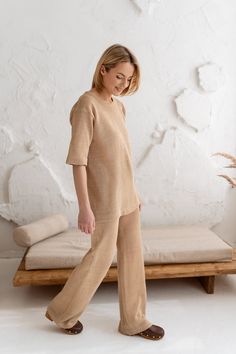 Feel effortlessly chic and comfortably stylish in our wide-leg knitted linen pants. Crafted from premium quality 100% linen yarn, this linen fit offers a luxurious feel and unparalleled breathability. Whether you're strolling along the beach or attending a summer party, these versatile trousers are the perfect choice. The timeless wide-leg design not only flatters your figure but also provides freedom of movement and a breezy feel on the hottest days. Plus, with a drawstring waist, you can easil Dark Brown Pants, Loungewear Summer, Light Blue Pants, Summer Holiday Outfits, Clean And Press, Linen Pant, Womens Trousers, Linen Loungewear, Linen Yarn