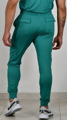 PANTALON QUIRURGICO SOLO FILIPINA SE VENDE POR SEPARADO ¡Sal a la aventura con el Pantalón Quirúrgico 901 Super Stretch para Hombre! Experimenta su comodidad, libertad de movimiento y estilo mientras realizas tus actividades más desafiantes. Su ajuste slim y su tela super stretch te ofrecen una experiencia única e innovadora para tus jornadas de trabajo mas demandantes. ¡Vive el desafío! Pantalón quirúrgico para caballero con 6 bolsas, mas espacio y seguridad para tus pertenencias Color: Surgica Work Stretches, Long Hours, Freedom Of Movement, Cool Suits, Pants For Women, Slim Fit, Navy, Pants