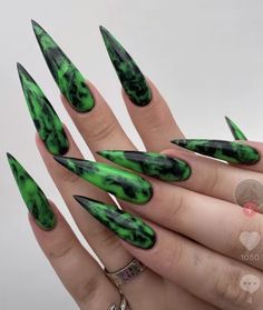 Poison Ivy Nails, Green Nails Inspiration, Design Nails Acrylic, Nails Design Christmas, Nails 2022 Fall, Green Nail Ideas, Acrylic Nail Art Designs, Blood Nails, Fall Nail Inspiration