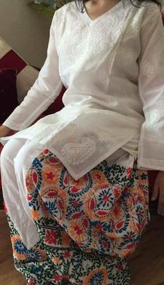 White chikankari kurta with phulkari bottom White Kurta With Colourful Dupatta, Broket Kurta Design, Chikankari Styling, White Chikankari Kurta Styling, White Chikankari Suits, Chikankari Kurta Designs, Casual Kurti Outfits, Chickenkari Suits, Phulkari Kurta