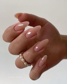 that girl clean girl luxury old money manicure Sophisticated Almond Nails, Penelope Nails Bridgerton, Nail Inspiration Summer 2024 Almond, Nails August, Nails Space, Classy Almond Nails, Nails Bridal, Bridesmaids Nails, Classy Acrylic