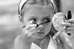 Little girl doing her makeup Kind Photo, Growing Up Too Fast, Tiny Humans, Tom Cruise, Belleza Natural, Up Girl, Future Kids, Little People, Girly Girl