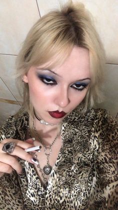 Grunge Makeup 80s, Dark Feminine Couple, 90s Punk Rock Makeup, Grunge Rock Makeup, 80s Alt Makeup, 80s Metal Makeup, Trashy Makeup Looks, 90s Rockstar Girlfriend Makeup, Alt Makeup Looks Simple