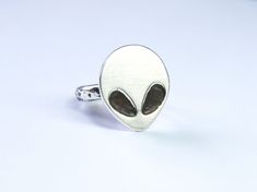 -Alien Ring must be in your hand it you are a real alien fan. -It is made of silver 925, darkened in certain zones such us the eyes. -The hoop of the ring has a martellè texture, also darkened in some zones. -Under the Alien head we can find a star as a hidden detail. -To select your size, just click on the drop-down menu and choose the one you prefer. If you have doubts about you size please contact me and i will help you. -This is a customer piece, wich means it will take me around 3-4 weeks to have it ready to send it to you. If you need it with hurry just let me know and we will find a solution. Alien Ring, Alien Head, Aliens, Rings Statement, Silver 925, Statement Rings, Jewelry Rings, Spain, Silver Rings