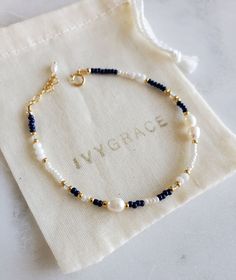 Seed Bead Letter Bracelet, Navy Blue Beaded Bracelet, White And Gold Beaded Bracelet, Beaded Bracelets Cute, Pearl Bracelet Ideas, Beading Design, Beaded Braclets, Crystals Beads