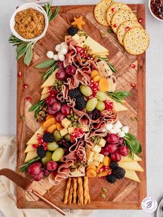 Festive and unique Christmas tree charcuterie board ideas! These holiday snack boards are so fun to share at parties and are sure to amaze your holiday party guests! Charcuterie Tree, Brunch Boards, Edible Christmas Tree, Christmas Tree Charcuterie Board, Tree Charcuterie Board, Christmas Tree Charcuterie, Christmas Fare, Tree Charcuterie, Christmas Cheese Boards