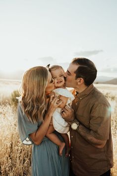 Boho Family Photos, Fall Photoshoot Family, Outdoor Family Photoshoot, Cute Family Photos, Family Photos With Baby, Family Photoshoot Poses, Fall Family Portraits, Baby Fotografie, Fall Family Photo Outfits