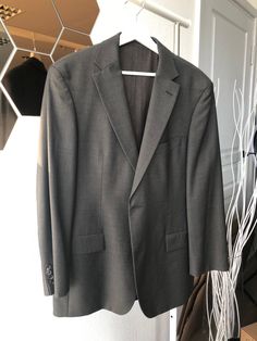 "HUGO BOSS vintage single breasted jacket blazer for men. Fully lined, button closure, four inside and one chest pockets. Material: main fabric 100% virgin wool; lining 52% viscose, 48% acetat. Great vintage condition. Size: us 40R, uk 50, fr 50, de 50, it 50 Please check measurements to insure a proper fit. (You can compare this with something from your closet that fits you well.) Measured laying flat: 31 1/2\" / 80 cm long 22\" / 56 cm armpit to armpit 19\" / 48 cm shoulders seam to seam 24\" Gray Business Suits, Gray Formal Outerwear With Single Button, Formal Gray Outerwear With Single Button, Gray Single Button Formal Outerwear, Gray Wool Sport Coat For Business, Gray Long Sleeve Blazer For Formal Occasions, Business Gray Wool Sport Coat, Gray Long Sleeve Business Suits, Gray Long Sleeve Sport Coat For Business