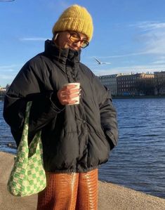 Chilly Weather Outfits, Estilo Madison Beer, Women's Street Style, Puffer Jacket Outfit, Neue Outfits, Winter Fits, Mode Inspo, Winter Looks