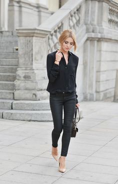 outfit ideas | outfit ideas for women | chic | black | simple | classy | woman | brands | style | shoes | street style | street fashion | parisian | urban | new york | outfits Look Jean, Beige Pumps, Walking Down The Street, Woman In Black, 40 Fashion, Petite Clothing, Wearing All Black, Black Outfits