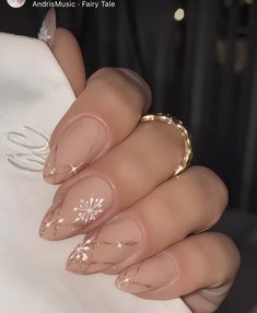 Winter Classy Nails, Christmas Classy Nails, Classy Christmas Nails Acrylic, Rose Gold Christmas Nails, Winter Christmas Nails Acrylic, Winter Nail Designs Classy, Chic Christmas Nails, Christmas Nails Gold, Gold Winter Nails