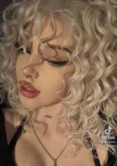 Curly White Hair, Game Of Thrones Makeup, Edgy Blonde Hair, Perfect Selfie, Alternative Makeup, Cute Makeup Looks, روتين العناية بالبشرة, Pretty Makeup