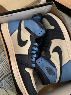 Nike Streetwear Shoes, Latest Jordans, Replica Sneakers, Aesthetic Luxury, Nike Shoes Girls, Nike Fashion Shoes, Jordan Shoes Girls