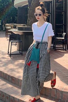 Pattern Wide Leg Pants Outfit, Wide Leg Plaid Pants, Japanese Look, Cute Y2k Outfits, Playful Style, Baby Tees Y2k, Coachella Valley, Y2k Outfits, Loose Pants