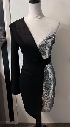 Beautiful one sleeve, silver sequin tuxedo blazer dress. Make a bold statement in this chic dress! * Sizing - All items are made according to measurement ranges, they are NOT typical letter or numeric sizing. It is imperative to compare your exact measurements with the size chart provided either in the listing photos or item descriptions and to also add your measurements under Personalization. If you have any questions on sizing, please feel free to message me. Do not order your normal size with Black And Silver Outfits For Women, Black And Silver Outfits, Singer Dr, Silver Outfits, Hat Jewelry, Tuxedo Women, Crystal Dress, Feather Tops, Tuxedo Blazer