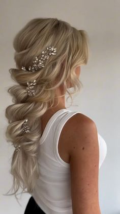 KYK HAIR CARE | Ever wondered how stylists get hairstyles like this to hold their body? Have you ever tried adding Magic Dust Volume Powder by #kykhaircare… | Instagram Front Hair, Bridal Hairstyle, Front Hair Styles, Short Wedding Hair, Bridal Hairstyles, Hairdo For Long Hair, Glitter Eyes