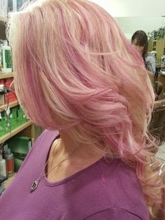 Blonde Hair With Pink Highlights, Tan Skin Blonde Hair, Pink Blonde Hair, Hair Streaks, Dyed Hair Inspiration, Pink Highlights, Pretty Hair Color, Blonde Hair With Highlights, Dye My Hair