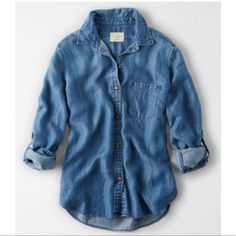 Nwot American Eagle Boyfriend Fit Chambray Button Up Top Brand New Without Tags, Bought This And Never Wore It, Cleaning Out My Closet Size: X-Small Great Top To Transition Into Fall I Accept All Reasonable Offers Boyfriend Shirt Outfits, Denim Shirt Outfit, Soft Boyfriend, Style Hacks, Capsule Closet, Boyfriend Denim, Edgy Style, Outfit Trends, Boyfriend Shirt