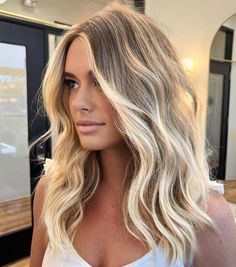 Modern Side Bangs Long Hair, Crown Low Lights, Slowly Going Blonde, Medium Long Hair Color Ideas, Blonde Spring 2024, Low Maintenance Beach Blonde, Blonde Highlights To Balayage, Dark To Light Blonde Balayage, Bronde Balyage Long Hair