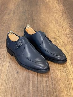 NEW COLLECTİON - FW 21 / 22 Collection: FALL & WİNTER 21 - 22 Production: Special Production Buckle Detail Leather Classic Shoes NavyblueProduct color: NAVYBLUEProduct material: %100 Leather Product care: It can be polished and dyed.Product size: 39-40-41-42-43-44-45Package İncluded: Shoes , Belt Note : When you buy shoes, Navyblue belt and socks are a gift. Men Ootd, Navy Blue Shoes, Monk Strap Shoes, Leather Product, Streetwear Men, Clothes Summer, Loafer Sneakers, Men Clothes, Bhutan