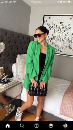 Oversized Green Blazer Outfit, Blazer Verde Outfit, Outfits Con Blazer Verde, Blazer Verde Outfits Mujer, Look Blazer Verde, Oversize Blazer Outfit, Silk Shirt Outfit, Blazer With Shorts