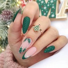 22 Green Christmas Nails 2024-2025 Ideas with Glitter, Bling Snowflake Designs and Emerald Dark Forest Trends La Nails, Nails Christmas, Green Nails, Photo Reference