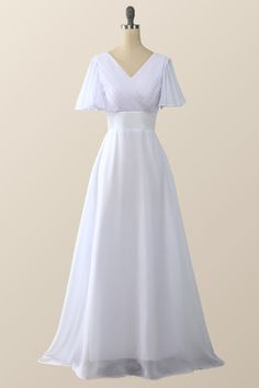 This elegant bridesmaid dress is made with a pink chiffon fabric that features pleated details on the bodice, a v-neck neckline, and flare sleeves. An empire waistline and a full-length silhouette complete the look, with a discreet zip-up closure to the back. Elegant Bridesmaid Dress, Teal Cocktail Dress, Fancy Short Dresses, Sweep Train Prom Dress, Dresses Fancy, Mini Prom Dresses, Satin Homecoming Dress, Elegant Bridesmaid Dresses, Prom Dresses With Pockets