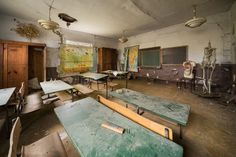 an old classroom with many desks and chairs